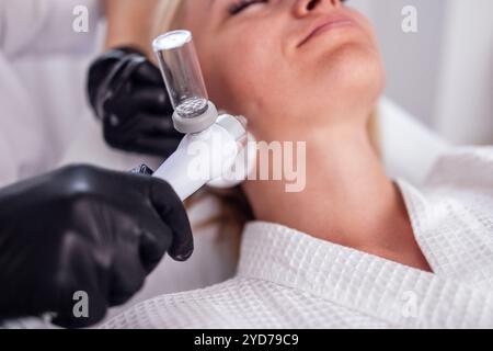 Femme caucasienne obtenant la procédure de peeling du visage dans une clinique de beauté, gros plan. Soin liquide au gaz du visage rajeunissant. Opération de nettoyage de la peau Hydro air Banque D'Images