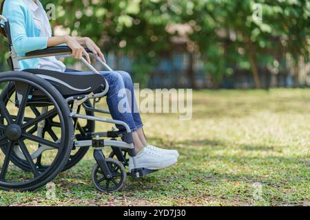 Femme asiatique triste déprimée dans wheelchairÂ adulte handicapé solitaire Banque D'Images