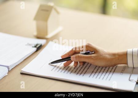 Timbre approuvé avec les gens d'affaires signant le contrat faisant affaire avec le consultant immobilier d'assurance habitation investissement immobilier Banque D'Images