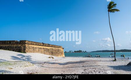 Vue du Fort Orange et du banc de sable 'Coroa do Avião' depuis l'île de Itamaracá au Brésil Banque D'Images