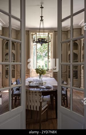 Vue à travers les doubles portes à la salle à manger dans la villa de luxe dans le sud de la France. Banque D'Images