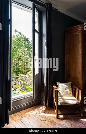 Fauteuil dans les portes françaises ensoleillées de villa de luxe dans le sud de la France. Banque D'Images