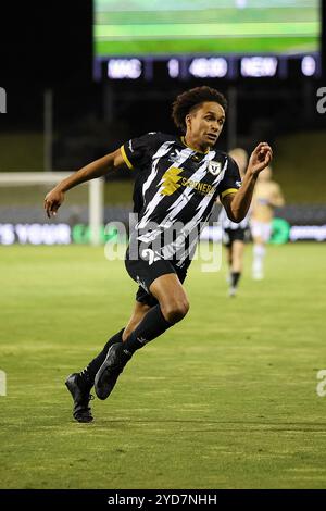 25 octobre 2024 ; Campbelltown Stadium, Sydney, NSW, Australie : a-League Football, MacArthur FC contre Newcastle jets ; Kealy Adamson du MacArthur FC court pour disputer le ballon Banque D'Images