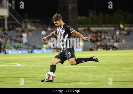 25 octobre 2024 ; Campbelltown Stadium, Sydney, NSW, Australie : a-League Football, MacArthur FC contre Newcastle jets ; Ivan Vujica du MacArthur FC passe le ballon dans la boîte de Newcastle Banque D'Images