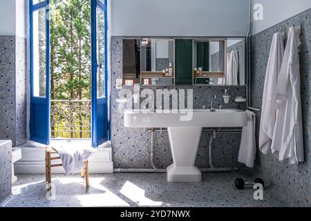 Salle de bain carrelée de mosaïque grise dans une villa de luxe dans le sud de la France. Banque D'Images