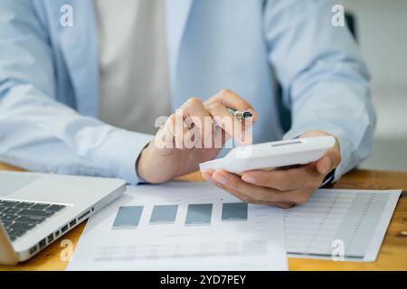 Business MAN comptable analyse des risques d'investissement. Économiser de l'argent pour le trading boursier avec calculatrice. Concept comptable Banque D'Images