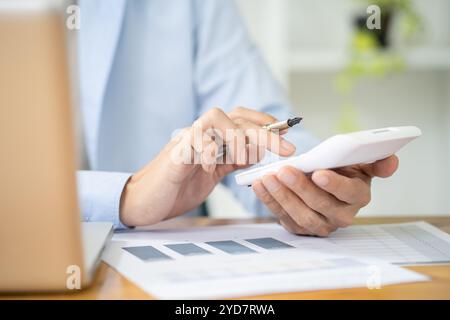 Business MAN comptable analyse des risques d'investissement. Économiser de l'argent pour le trading boursier avec calculatrice. Concept comptable Banque D'Images