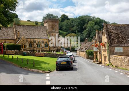 Charmante vue sur le village mettant en valeur le pub Snowshill Arms et l'église voisine entourée par la campagne pittoresque par un après-midi ensoleillé Banque D'Images