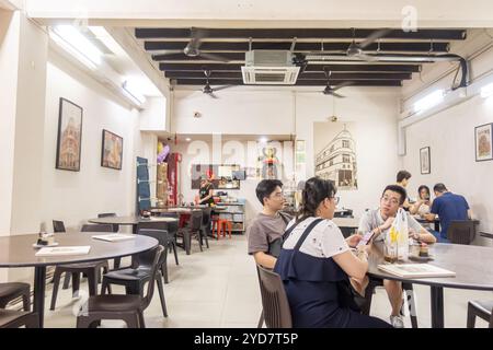 Étudiants, jeunes, amis au café Keong Saik Rd, Chinatown Singapour Banque D'Images