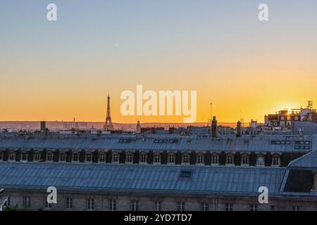 Vue sur Paris, la Tour Eiffel et les toits d'en haut. Beau coucher de soleil sur Paris, France. Photo de haute qualité Banque D'Images