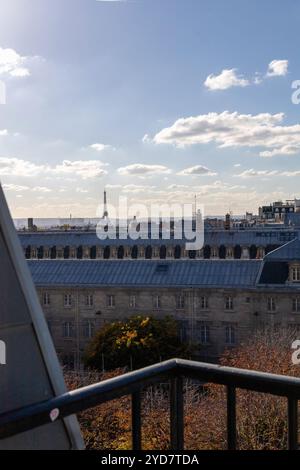 Vue sur Paris, la Tour Eiffel et les toits d'en haut. Magnifique Paris, France. Photo de haute qualité Banque D'Images