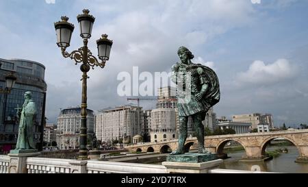 Statues sur le pont des civilisations en Macédoine (également connu sous le nom de pont des yeux), Skopje, République de Macédoine du Nord, Balkans. Banque D'Images