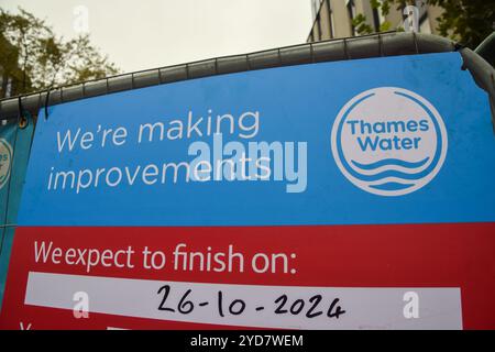 Londres, Royaume-Uni. 25 octobre 2024. Vue générale d'un panneau sur un site d'amélioration de conduites d'eau de la Tamise dans le centre de Londres alors que l'entreprise en difficulté reçoit un prêt de 3 milliards de livres. (Crédit image : © Vuk Valcic/SOPA images via ZUMA Press Wire) USAGE ÉDITORIAL SEULEMENT! Non destiné à UN USAGE commercial ! Banque D'Images