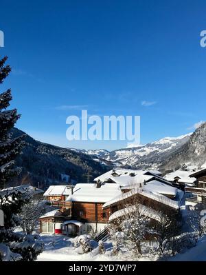 Vue sur la vallée de montagne enneigée dans les alpes Banque D'Images