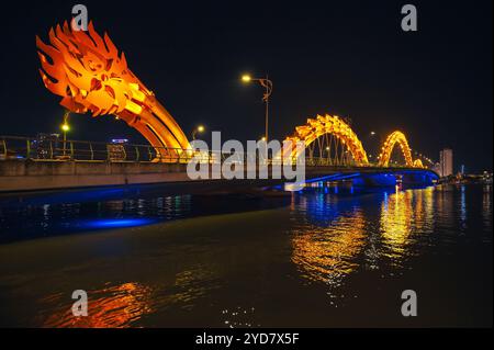 Dragon Bridge sur la rivière Han est un monument célèbre à Da Nang au Vietnam la nuit avec un illuminé doré Banque D'Images