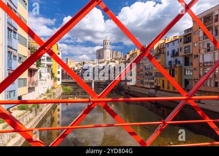 Vue de la cathédrale de Gérone à travers le pont rouge à Gérone, Espagne Banque D'Images