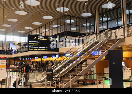 Panneau des départs de l'aéroport international de Copenhague. Copenhague, Danemark - Oktober 25, 2024 Banque D'Images