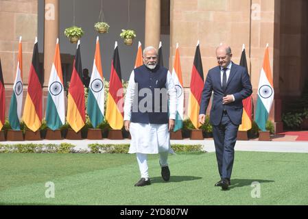 New Delhi, Inde. 25 octobre 2024. Le premier ministre indien Narendra Modi avec le chancelier allemand Olaf Sholz à Hyderabad House. Les deux dirigeants auraient discuté de la collaboration dans l'Indo-Pacifique et de l'amélioration de la sécurité et du commerce entre les deux pays. (Photo de Sondeep Shankar/Pacific Press) crédit : Pacific Press Media production Corp./Alamy Live News Banque D'Images