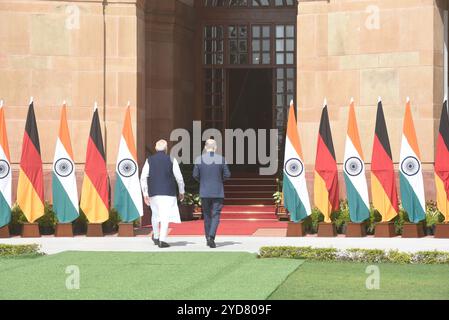 New Delhi, Inde. 25 octobre 2024. Le premier ministre indien Narendra Modi avec le chancelier allemand Olaf Sholz à Hyderabad House. Les deux dirigeants auraient discuté de la collaboration dans l'Indo-Pacifique et de l'amélioration de la sécurité et du commerce entre les deux pays. (Photo de Sondeep Shankar/Pacific Press) crédit : Pacific Press Media production Corp./Alamy Live News Banque D'Images