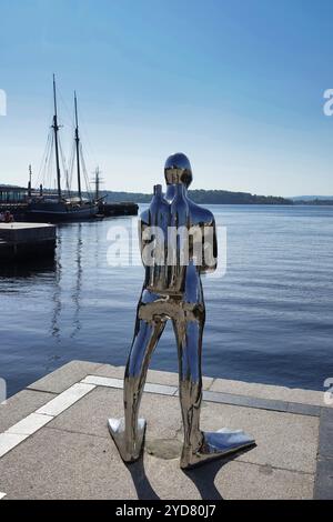Oslo, Norvège septembre 2024 statue de plongeur sous-marin, RŒdhusbrygge, Dykkaren, Harbourside, Oslo Banque D'Images