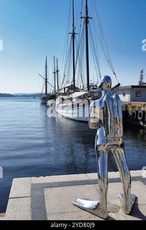 Oslo, Norvège septembre 2024 statue de plongeur sous-marin, RŒdhusbrygge, Dykkaren, Harbourside, Oslo Banque D'Images