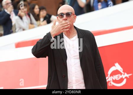 Roma, Italie. 25 octobre 2024. Foto : Stefano Colarieti /LaPresse Roma, 25/10/2024 Auditorium Parco della Musica RoFF19 Festa del Cinema di Roma 19 Red Carpet per il film : “Come se non ci fose un domani nella foto : Paolo Virzi photo : Stefano Colarieti /LaPresse Rome, 24/10/2024 Auditorium Parco della Musica RoFF19 Rome film Fest 19 Red Carpet for the film Fest : “Come se non ci fopet for the film : “Come se non ci fose non ci fose non ci fose fose un domani un domani Live photo : Paamani” Banque D'Images