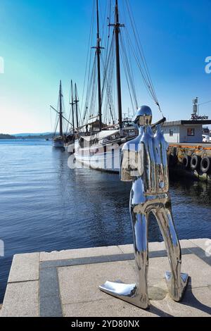 Oslo, Norvège septembre 2024 statue de plongeur sous-marin, RŒdhusbrygge, Dykkaren, Harbourside, Oslo Banque D'Images