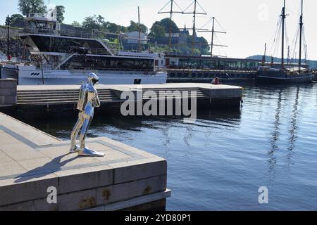 Oslo, Norvège septembre 2024 statue de plongeur sous-marin, RŒdhusbrygge, Dykkaren, Harbourside, Oslo Banque D'Images