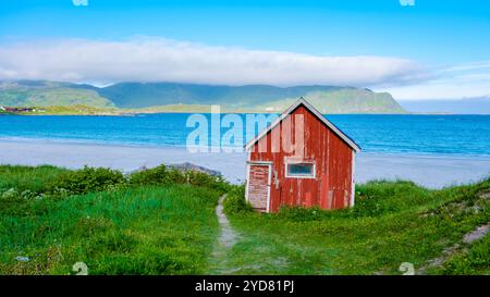 Cabine rouge sur une plage norvégienne, Ramberg Beach Lofoten Norvège Banque D'Images