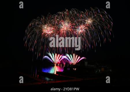 Beau feu d'artifice coloré avec des reflets dans l'eau. Barrage de Brno, la ville de Brno-Europe. Concours international de feux d'artifice. Banque D'Images