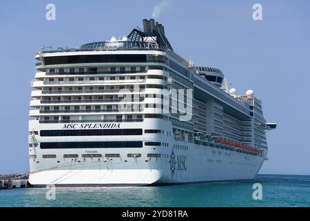 Kusadasi, Turquie - 1 septembre 2024 : le navire de croisière de luxe MSC Splendida est amarré dans le port de Kusadasi, Turquie, offrant aux passagers une expérience de voyage inégalée le long de la côte turque *** Das luxuriöse Kreuzfahrtschiff MSC Splendida liegt im Hafen von Kusadasi, Türkei, und bietet den Passagiergleichliches Reiseerlebentlang der türkischen Küste Banque D'Images