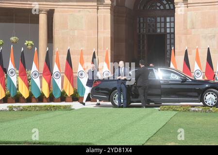 New Delhi, Inde. 25 octobre 2024. Le premier ministre indien Narendra Modi avec le chancelier allemand Olaf Sholz à Hyderabad House. Les deux dirigeants auraient discuté de la collaboration dans l'Indo-Pacifique et de l'amélioration de la sécurité et du commerce entre les deux pays. (Crédit image : © Sondeep Shankar/Pacific Press via ZUMA Press Wire) USAGE ÉDITORIAL SEULEMENT! Non destiné à UN USAGE commercial ! Banque D'Images