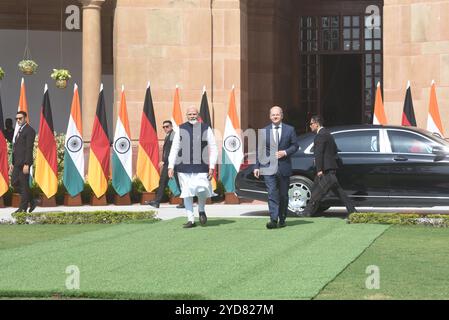 New Delhi, Inde. 25 octobre 2024. Le premier ministre indien Narendra Modi avec le chancelier allemand Olaf Sholz à Hyderabad House. Les deux dirigeants auraient discuté de la collaboration dans l'Indo-Pacifique et de l'amélioration de la sécurité et du commerce entre les deux pays. (Crédit image : © Sondeep Shankar/Pacific Press via ZUMA Press Wire) USAGE ÉDITORIAL SEULEMENT! Non destiné à UN USAGE commercial ! Banque D'Images