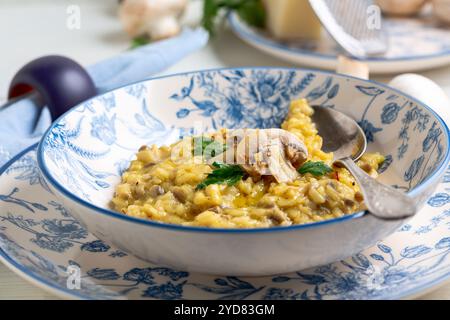 Risotto maison aux champignons et safran. Banque D'Images