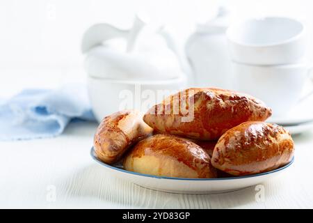 Délicieuses petites tartes à la pâte à levure maison cuites au four. Cuisine russe traditionnelle. Banque D'Images