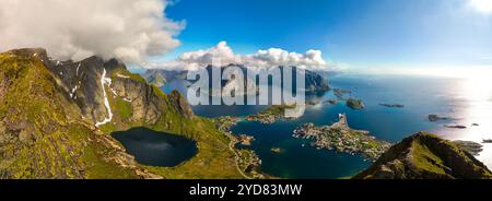 Montagnes majestueuses et vues côtières en Norvège, Reinebringen randonnée Lofoten Norvège Banque D'Images