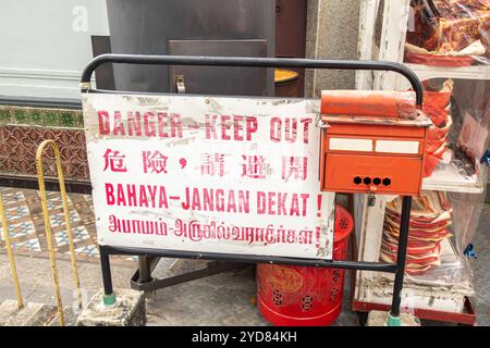 Panneau « danger interdit d'entrer » en quatre langues : malais, chinois, thaï, anglais, Singapour Banque D'Images