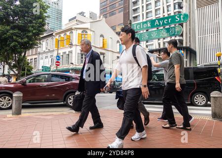 Chinatown Singapour, gens marchant au carrefour de Telok Ayer Street, homme âgé, jeunes, jeunes Banque D'Images