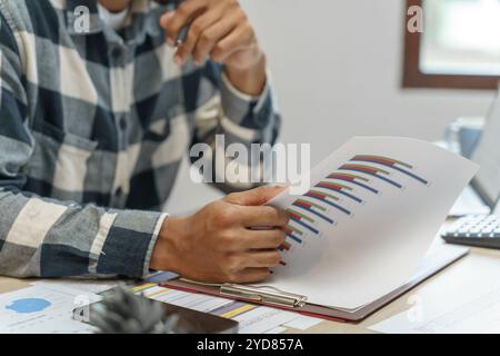 Homme d'affaires réfléchi pense au projet en ligne sérieux homme d'affaires millénaire utilisant un ordinateur portable et professionnel travaillant dedans Banque D'Images