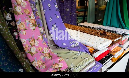 Tissus et boulons de tissu dans différentes couleurs et motifs. Tissus et boulons de tissu dans différentes couleurs et motifs. Marché Haagse à la Haye, pays-Bas. pays-bas la haye B97A6985 Banque D'Images