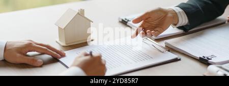 Timbre approuvé avec les gens d'affaires signant le contrat faisant affaire avec le consultant immobilier d'assurance habitation investissement immobilier Banque D'Images