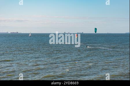 Deux Kitesurfer sur la mer du Nord. Deux Kitesurfer sur la mer du Nord. Ciel clair, vent offshore fram, voilier et navires en arrière-plan. Plage à Scheveningen un quartier de la Haye, pays-Bas. pays-bas la hauge B97A7314 Banque D'Images