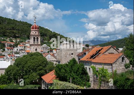 Église de Jérôme de Stridon Beffroi, Pucisca, île de Brac, Croatie 22 mai 2024. De nombreux bâtiments sont construits en pierre blanche Banque D'Images