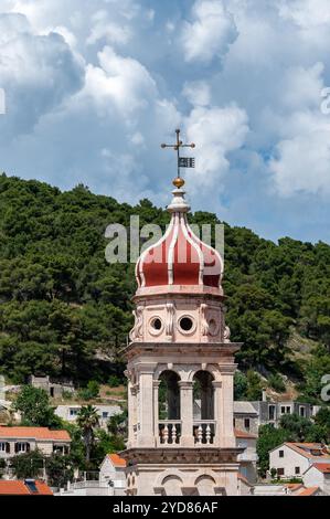 Église de Jérôme de Stridon Beffroi, Pucisca, île de Brac, Croatie 22 mai 2024. De nombreux bâtiments sont construits en pierre blanche Banque D'Images