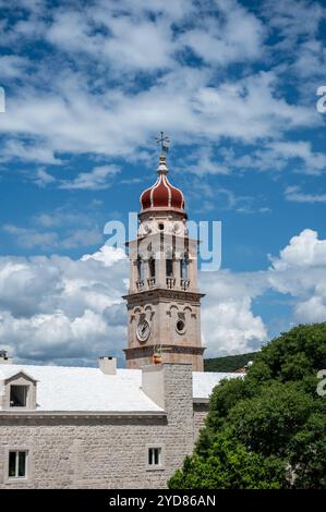 Église de Jérôme de Stridon Beffroi, Pucisca, île de Brac, Croatie 22 mai 2024. De nombreux bâtiments sont construits en pierre blanche Banque D'Images