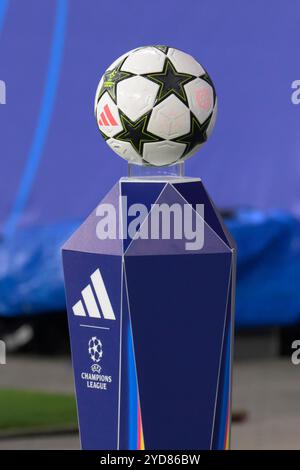 Leipzig, Allemagne. 23 octobre 2024. GER, Saxe, Leipzig, Ligue des Champions RB Leipzig contre FC Liverpool, CHL, UCL, UEFA, journée de match, saison 2024/2025, RB Arena, f.l. dans l'image : Gameball, 23.10.2024, crédit : HMB Media/Alamy Live News Banque D'Images