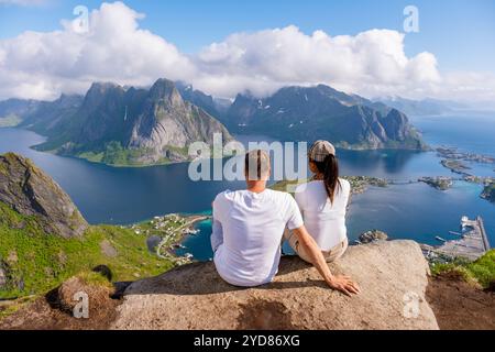 Couple admire Norwegian Fjord Views, Reinebringen, Lofoten, Norvège Banque D'Images