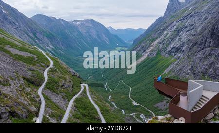 Route sinueuse à travers les montagnes norvégiennes, Trollstigen Road Norvège Banque D'Images