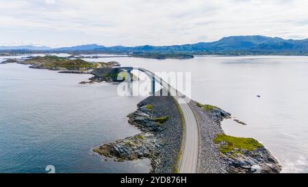 Le pont de la route de l'Atlantique : un paradis côtier norvégien Banque D'Images