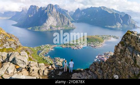 Couple admire Norwegian Fjord Views, Reinebringen, Lofoten, Norvège Banque D'Images